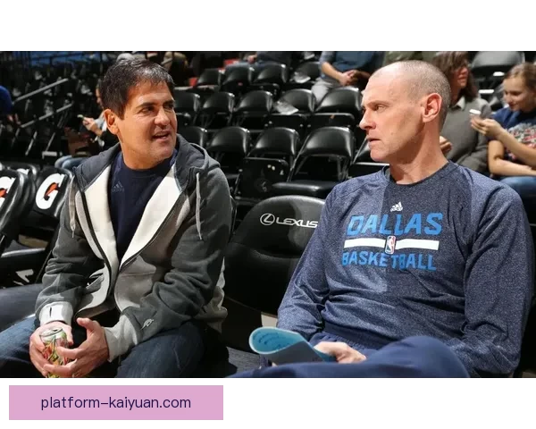 范德比尔特戏弄东契奇要求穿自己衣服戴金链 在更衣室走秀一番 范德比尔特戏弄东契奇要求穿自己衣服戴金链 在更衣室走秀一番